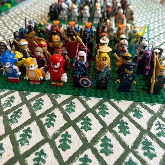 LEGO Minifigure Assortment and Base Plates - Picture 3 of 10